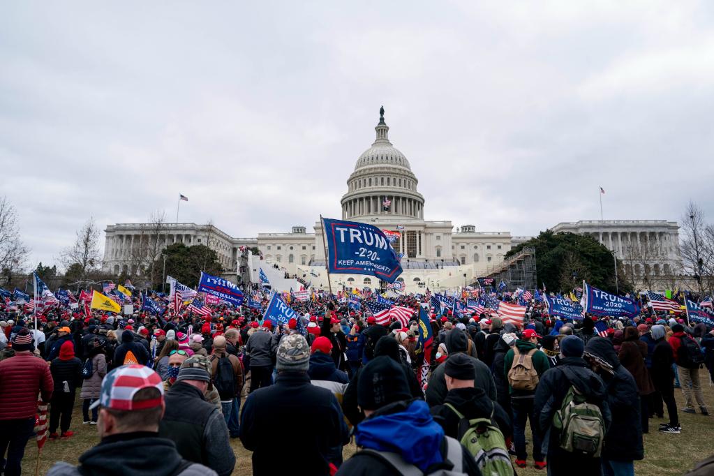 2021年1月6日，在美国首都华盛顿，特朗普的支持者举行示威游行，部分示威者冲进国会大厦，与警方发生冲突 ...