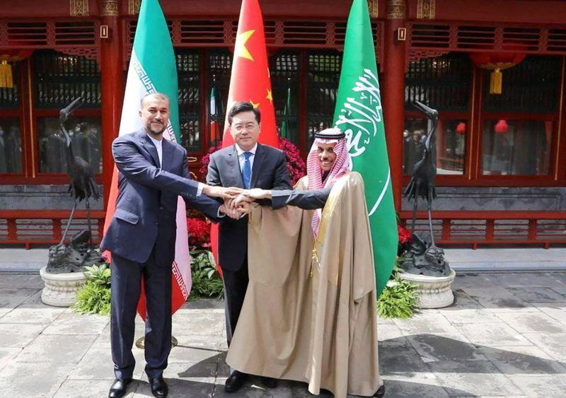 4月6日，在北京举行的会议上，阿卜杜拉希扬（左）与费萨尔（右）和中国外交部长秦刚握手 ...