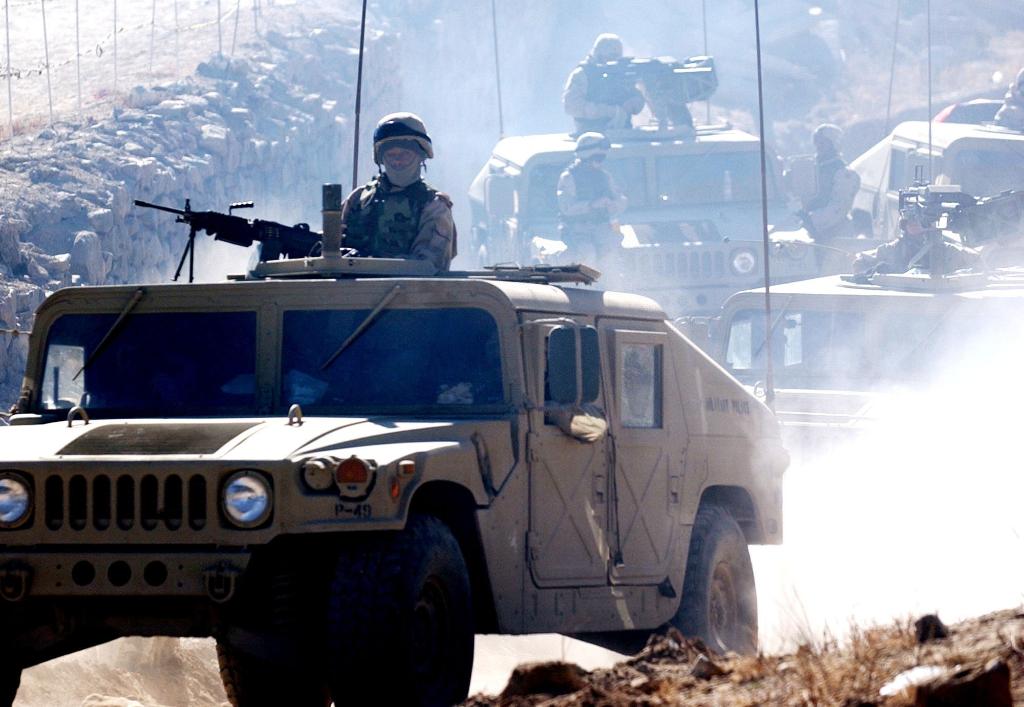 驻阿富汗的美军在阿富汗中部的瓦尔达克省巡逻