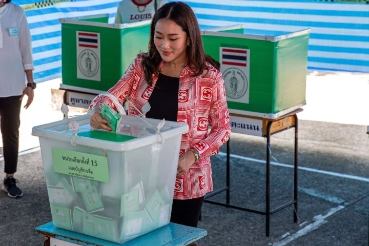 泰国为泰党总理候选人贝东丹在曼谷一处投票站投票