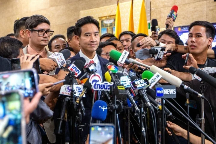 远进党党魁披塔·林乍伦拉（中）在泰国曼谷接受媒体采访