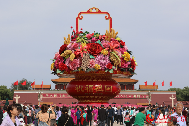 祝福祖国”巨型花篮亮相天安门广场