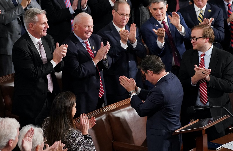 众议员约翰逊（Mike Johnson ）当选议长，获麦卡锡（Kevin McCarthy）等共和党同僚鼓掌祝贺 ...