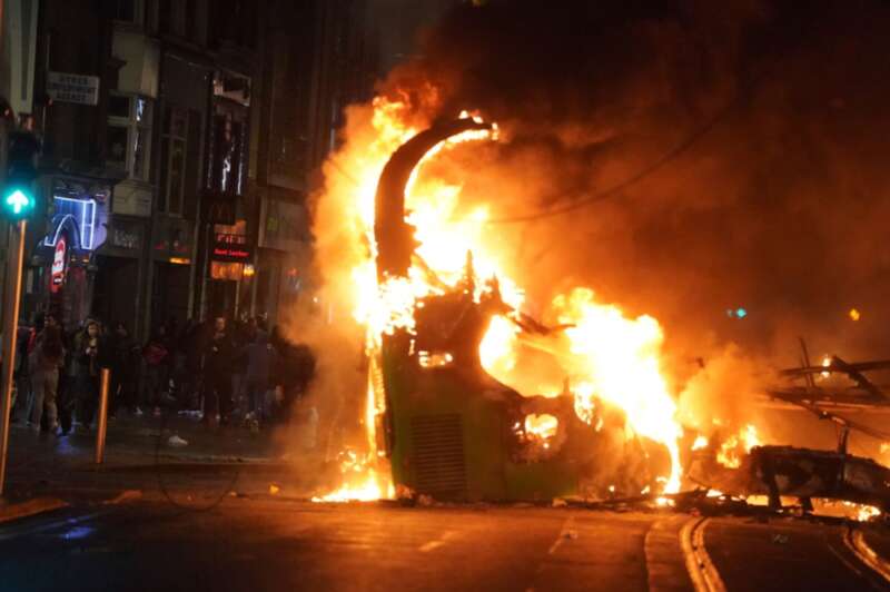 数十年未见!爱尔兰首都爆发打砸抢烧,数百人参与