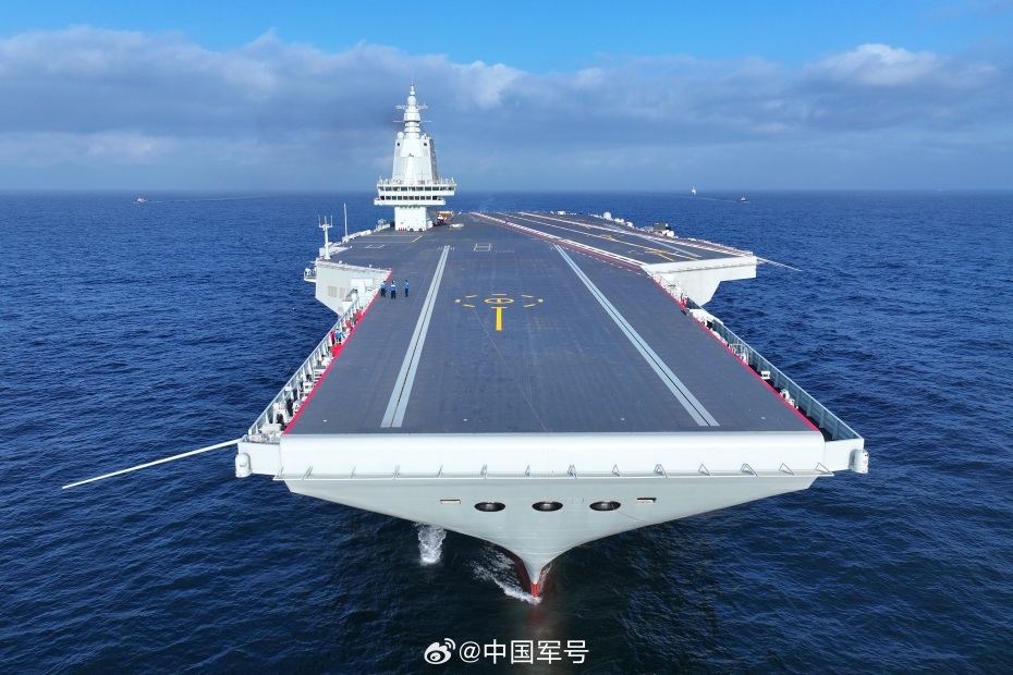 中国海军福建号航母顺利完成首次航行试验！