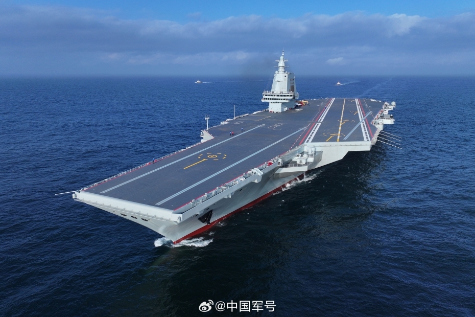 中国海军福建号航母顺利完成首次航行试验！