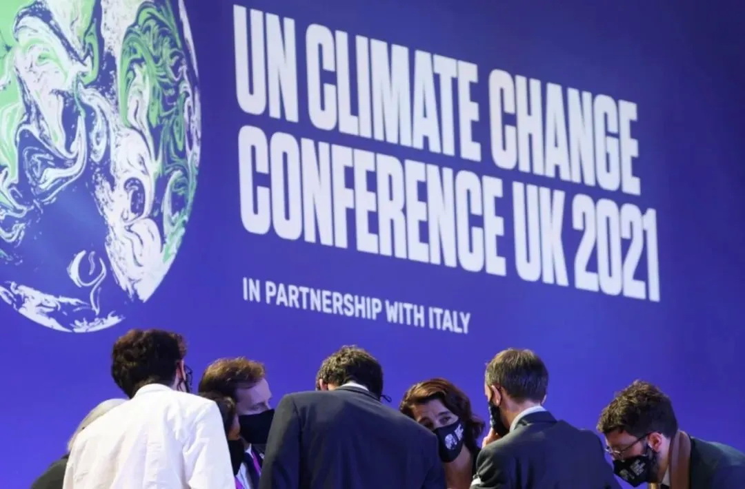 各国代表们在联合国气候变化大会（COP26）上交谈