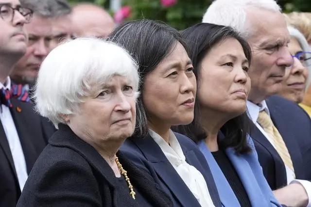 美财长耶伦（左一）和美国贸易代表戴琪（左二）14日听取拜登讲话