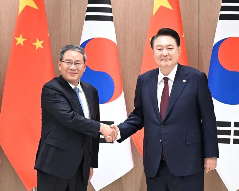 国务院总理李强在首尔出席第九次中日韩领导人会议期间会见韩国总统尹锡悦 ...