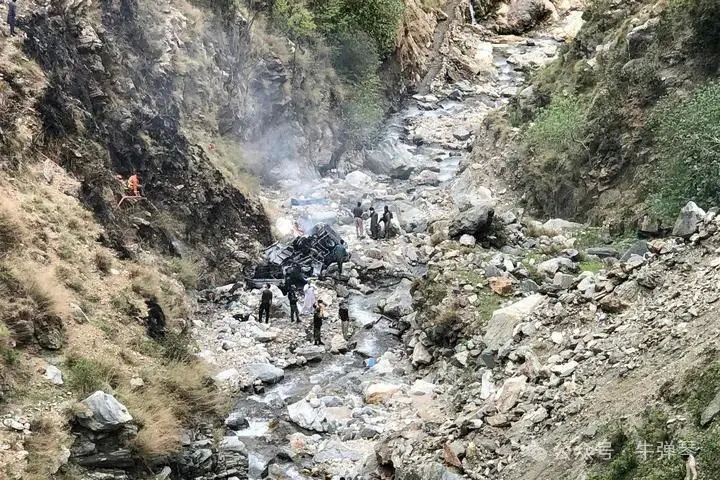 3月26日下午1时许，巴基斯坦达苏水电站项目中方人员车队，在途中遭到自杀式恐怖袭击，我5名同胞遇难，一名 ...