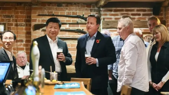 中英关系黄金时代，卡梅伦和习近平在酒吧品尝英国传统美食炸鱼和薯条