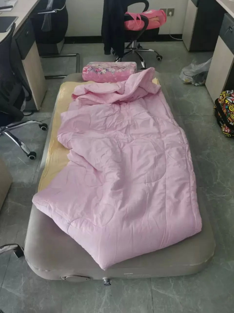 老刘的床铺