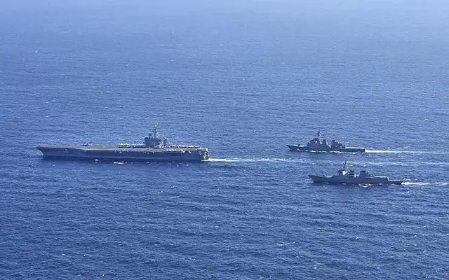 美国、日本和韩国举行海上联合军演
