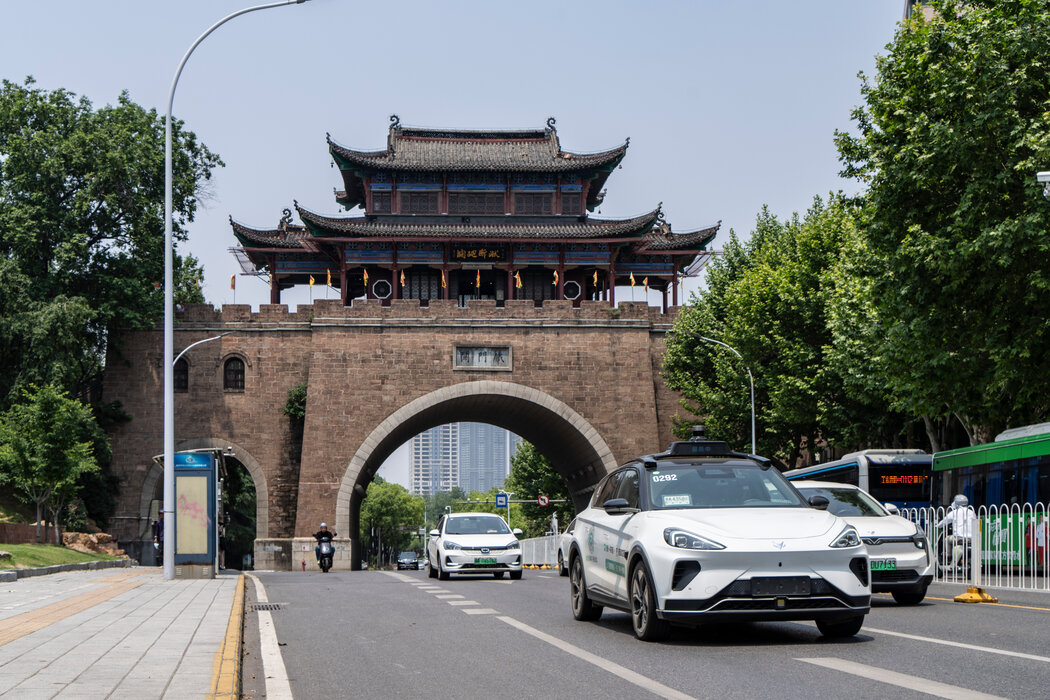 武汉街头的自动驾驶汽车