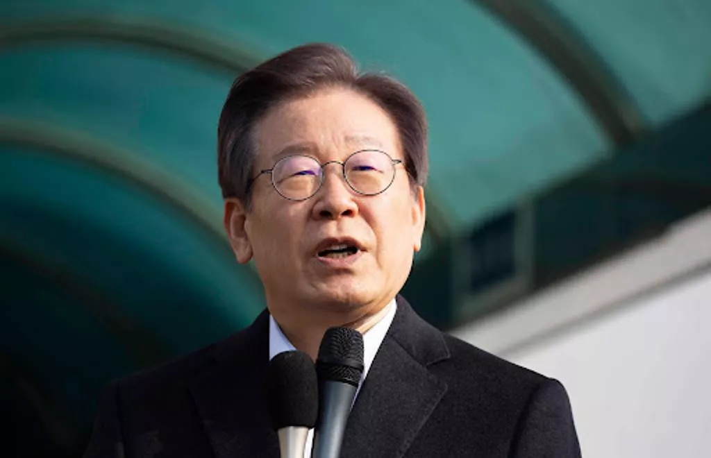 韩国最大在野党共同民主党的领袖李在明，他呼吁民众上街头抗议尹锡悦的戒严 ...