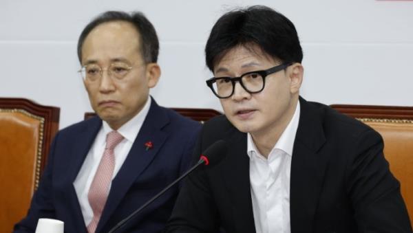 6日，韩国国民之力代表韩东勋在国会举行的紧急最高委员会议上进行开场发言 ...