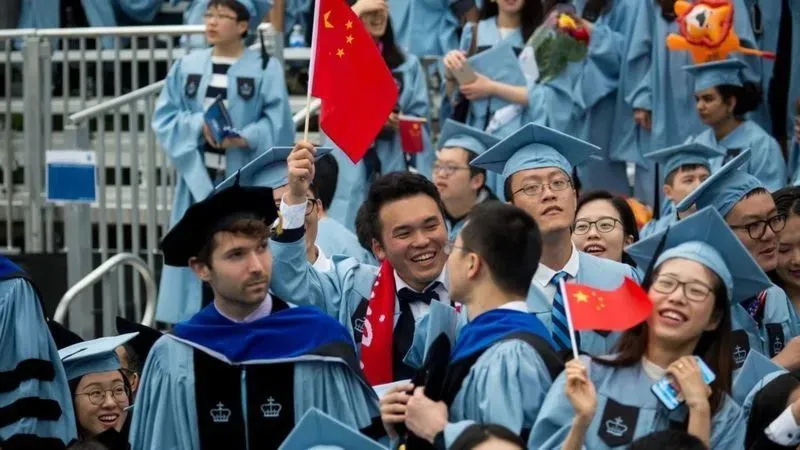 毕业生在美国哥伦比亚大学毕业典礼上手持中国国旗