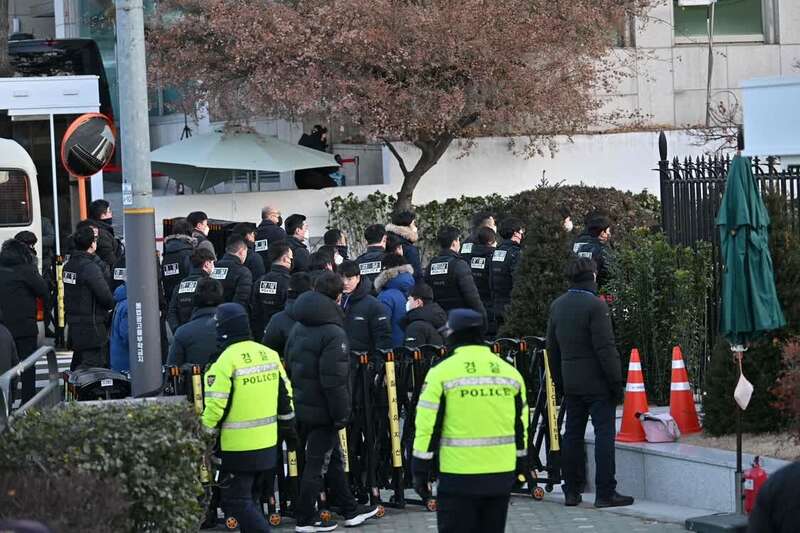 当地时间1月3日，尹锡悦总统官邸外，韩国警方和公调处人员抵达现场