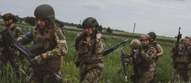 男女兵混编为常态，全女兵极少见