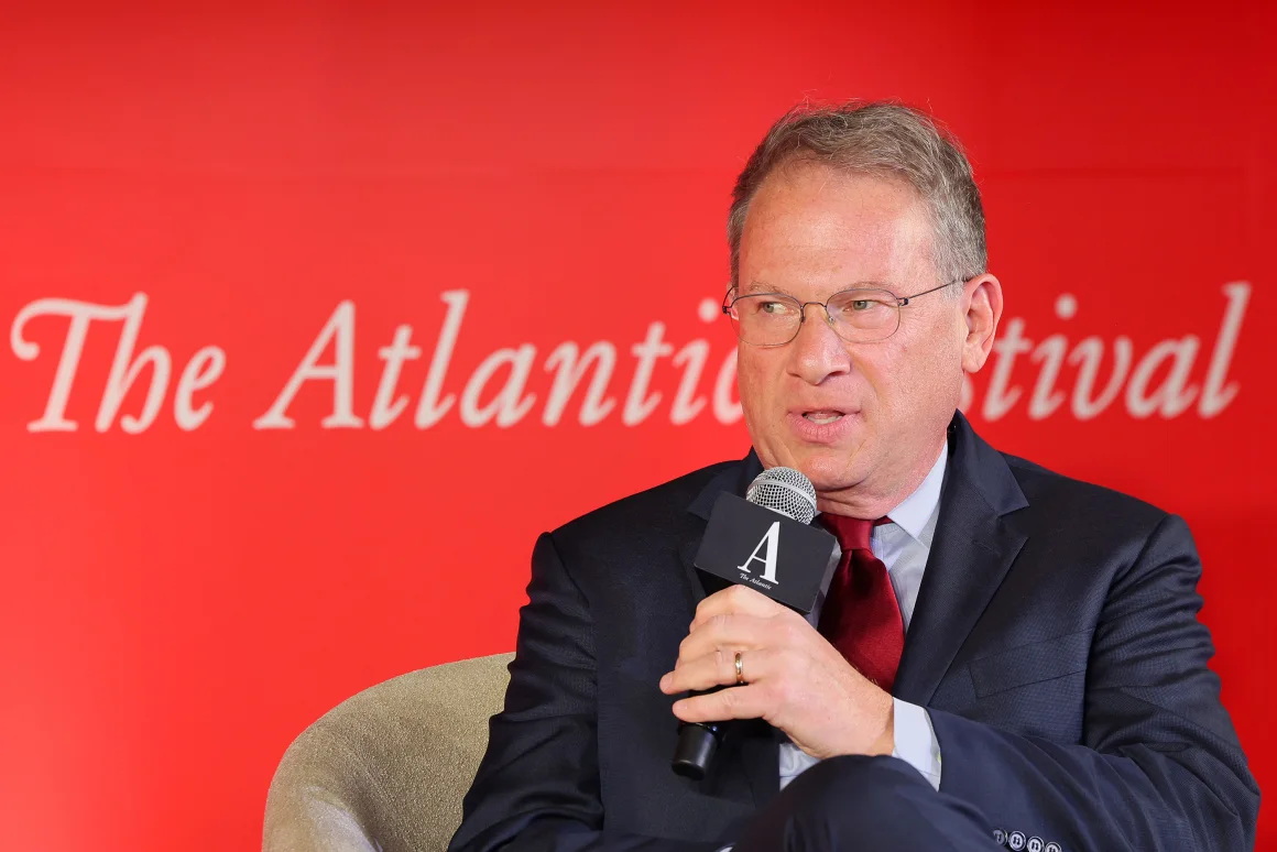 杰弗里·戈德堡 (Jeffrey Goldberg) 于 2024 年 9 月 19 日在华盛顿特区举行的 2024 年大西洋节上发表演讲 ...
