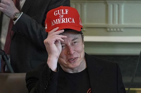 马斯克戴两顶帽子告别