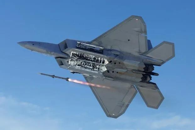 F-22发射导弹