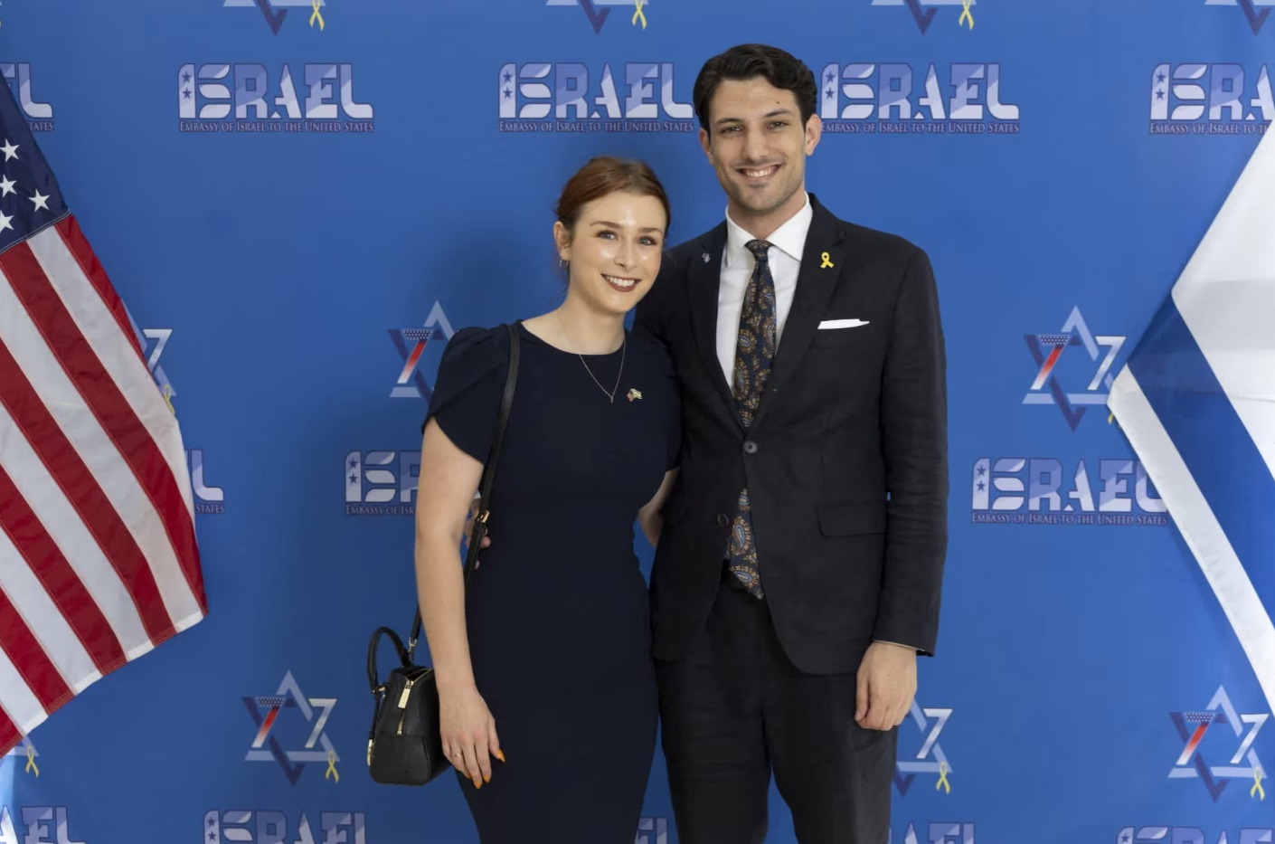 亚伦·利斯钦斯基 (Yaron Lischinsky) 和莎拉·林恩·米尔格里姆 (Sarah Lynn Milgrim) 在离开首都犹太博物 ...