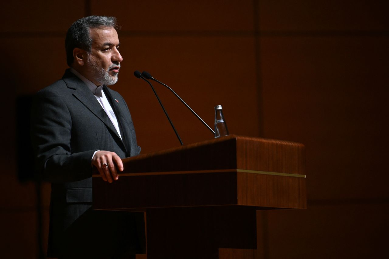 伊朗外交部长阿巴斯·阿拉格奇 （Abbas Araghchi） 于 6 月 22 日在伊斯坦布尔举行的新闻发布会上发表讲话 ...
