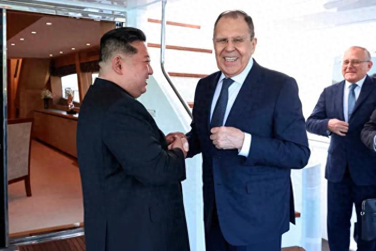 金正恩热情地接待了拉夫罗夫