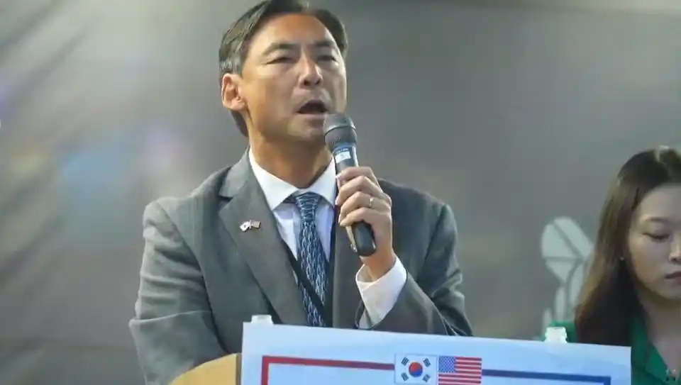 特朗普任命的全球刑事司法无任所大使莫斯坦到韩国访问