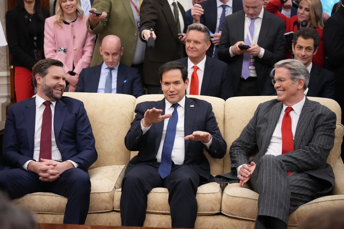万斯和财政部长斯科特·贝森特 (Scott Bessent)（右）在椭圆形办公室会见特朗普和英国首相基尔·斯塔默 (Ke ...