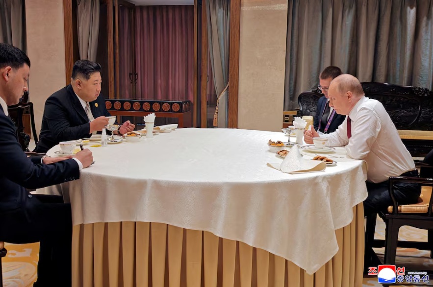 朝鲜领导人金正恩和俄罗斯总统普京在北京出席中国纪念二战结束80周年纪念活动期间会面 ...