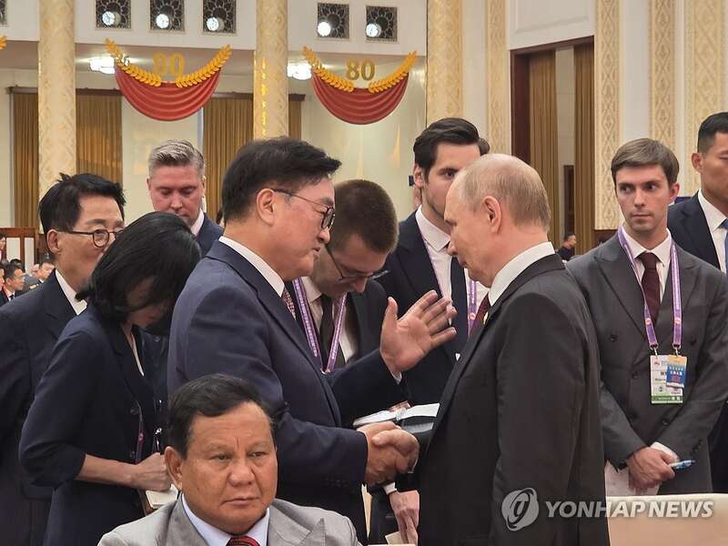 韩国国会议长禹元植（左）与俄罗斯总统普京交谈