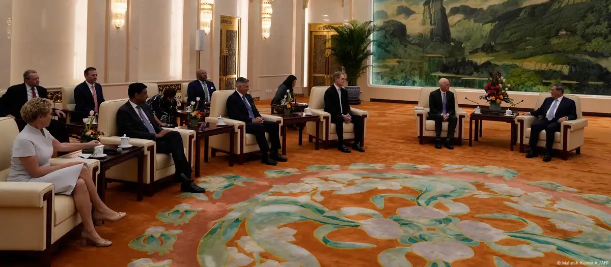 一个美国跨党派议员代表团周日与中国总理李强举行会晤