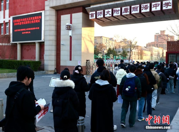 北京首都师范大学附属丽泽中学初中部考点，考生排队进入考场