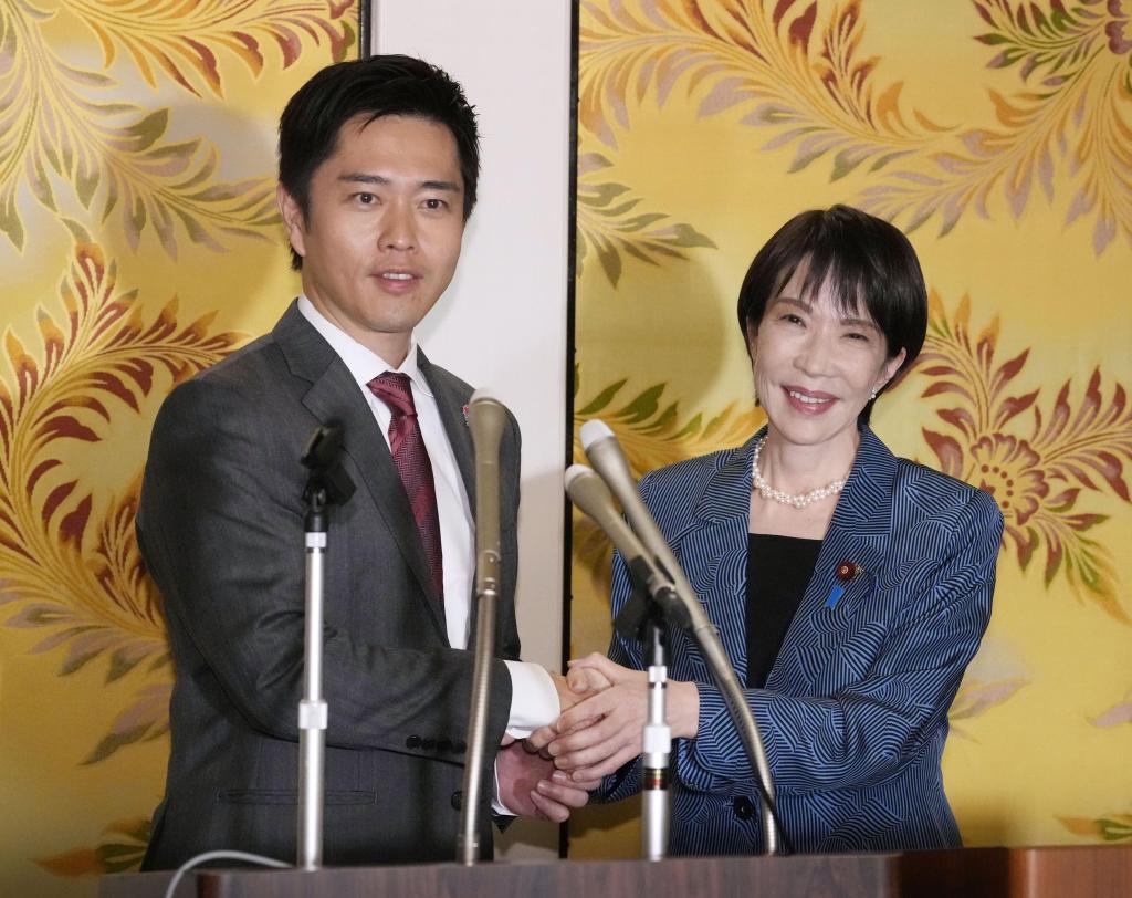 日本自民党总裁高市早苗（右）与维新会党首吉村洋文在记者会上握手