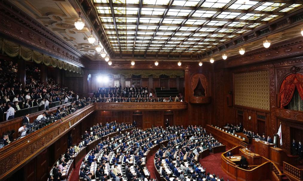 10月21日在日本东京拍摄的临时国会众议院首相指名选举现场