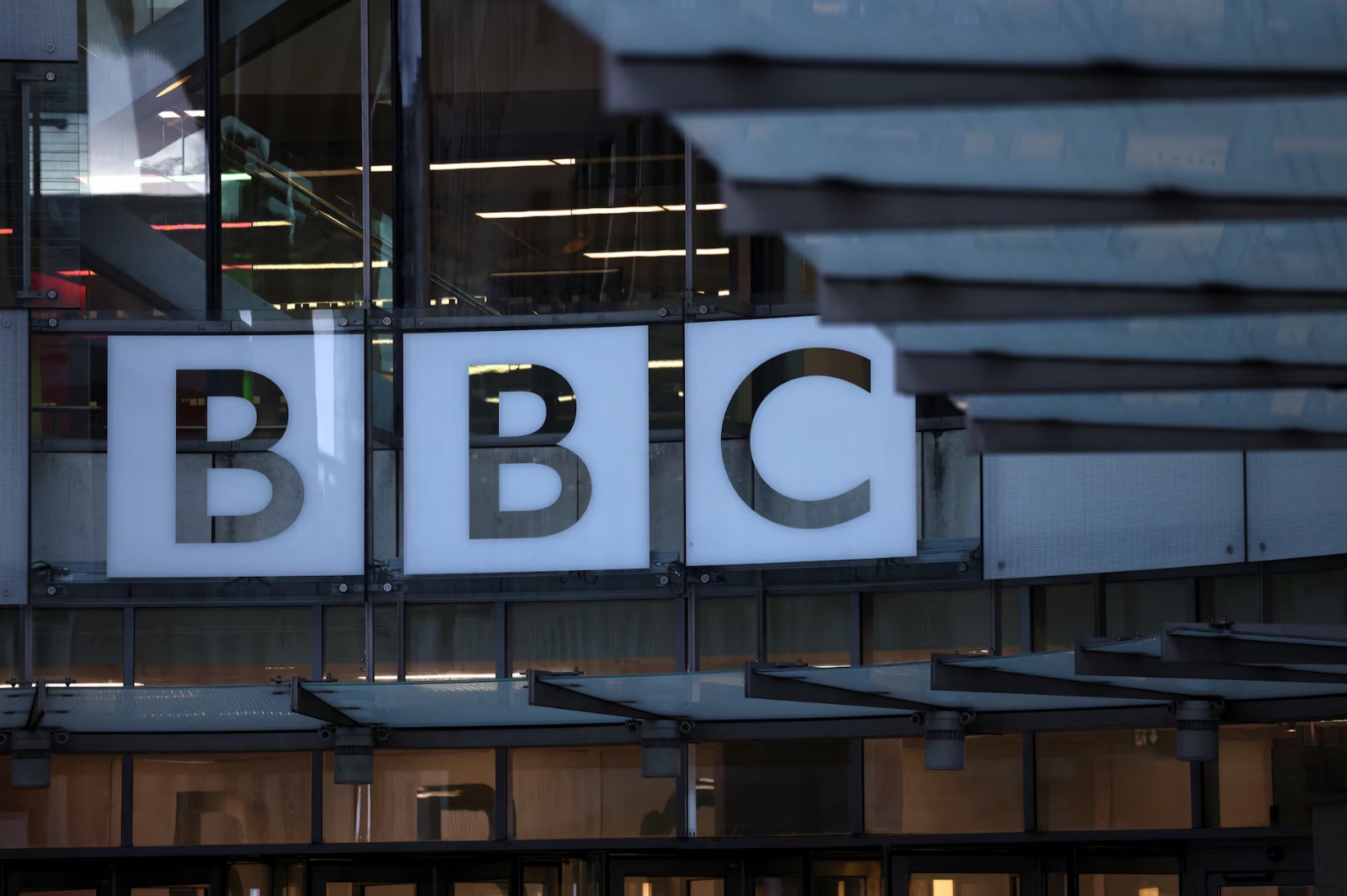 英国伦敦，BBC广播大楼外的BBC标志