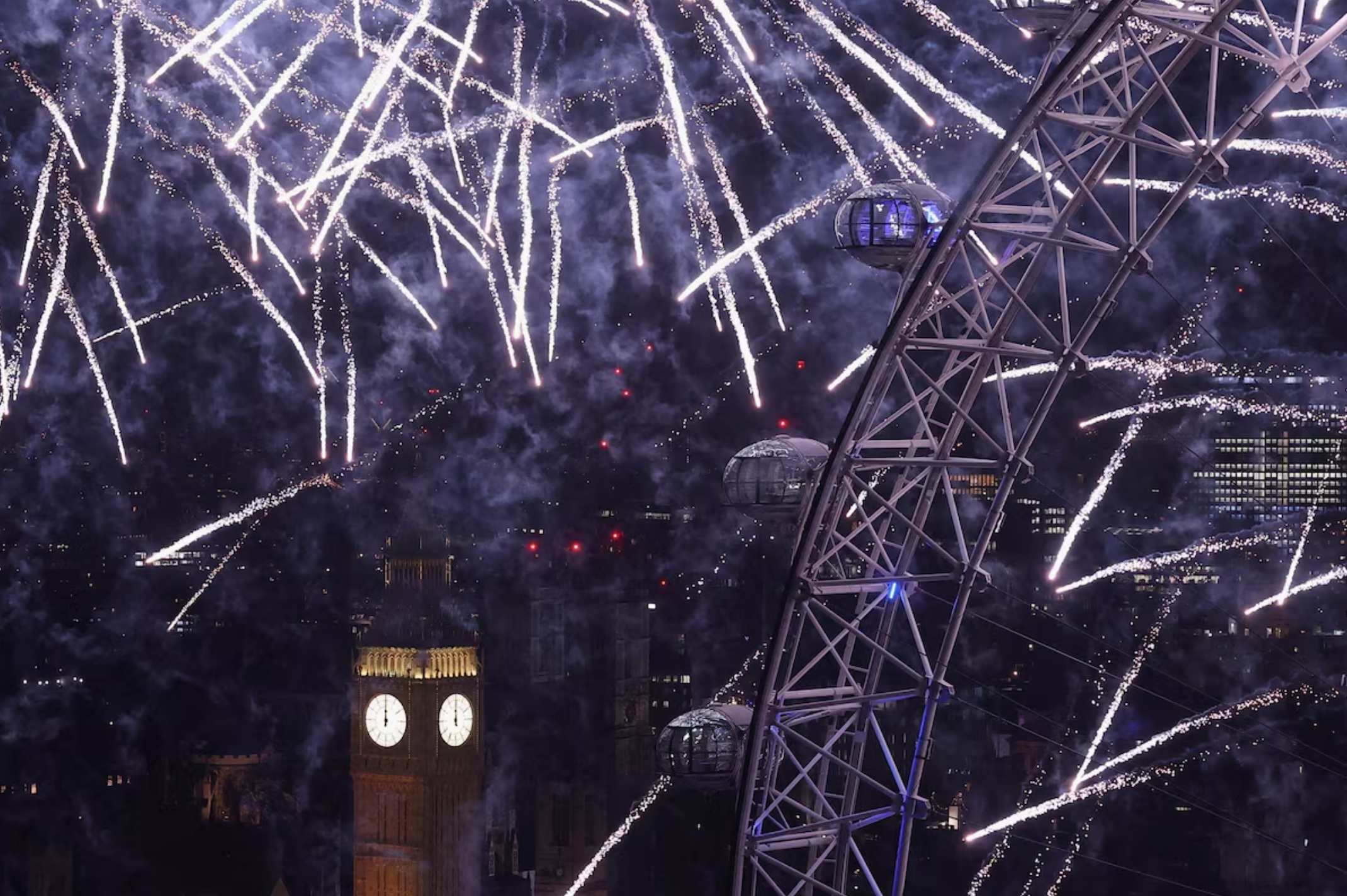 英国伦敦，大本钟上空燃放烟花庆祝新年