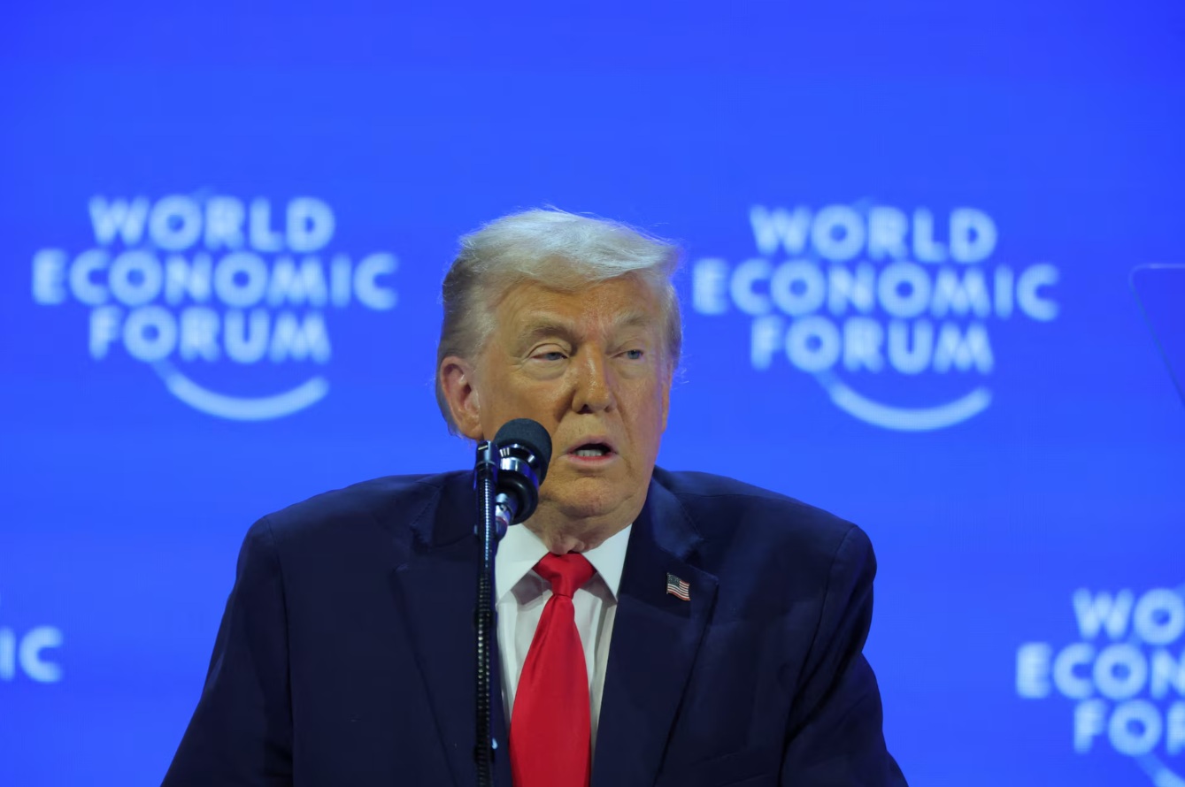 美国总统唐纳德·特朗普于2026年1月21日在瑞士达沃斯出席第56届世界经济论坛年会 ...