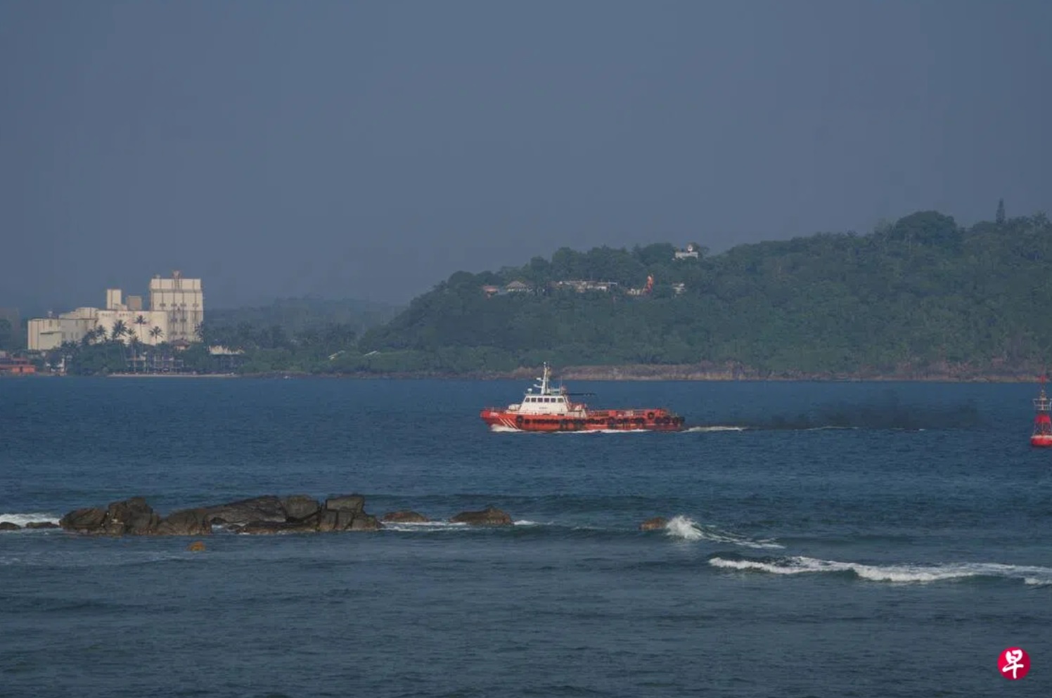 一艘船只驶离斯里兰卡加勒（Galle）海岸。此前，伊朗护卫舰德纳号在斯里兰卡附近海域遭到潜艇袭击 ...