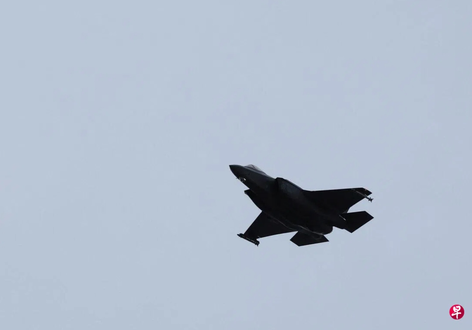 3月11日，一架F-35战斗机在北约“寒冷反应2026”军事演习期间，飞越挪威北极地区的埃韦内斯空军基地 ...