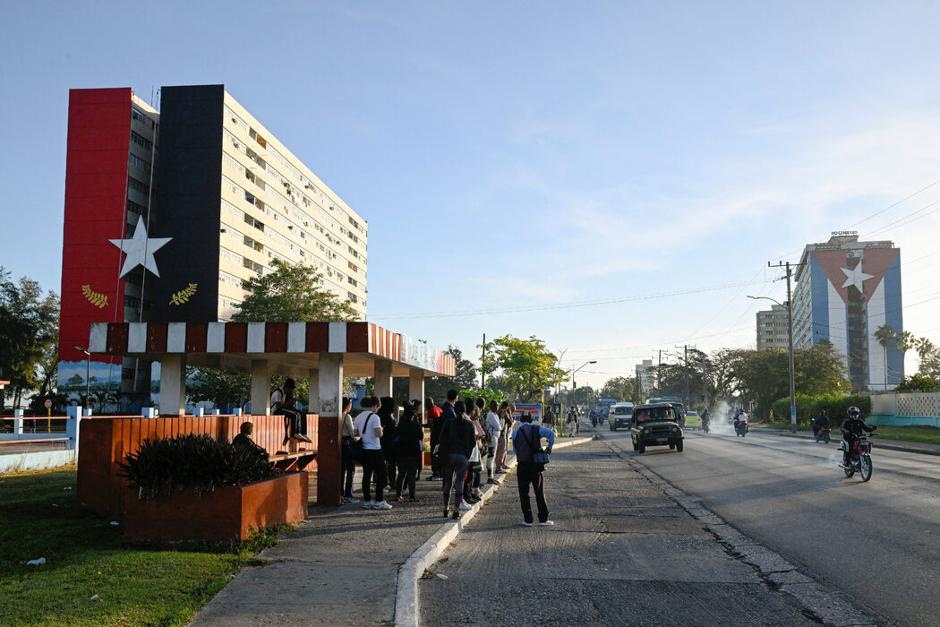 港口城市马坦萨斯，人们正在等候公交车。预计那艘俄罗斯油轮将抵达这里