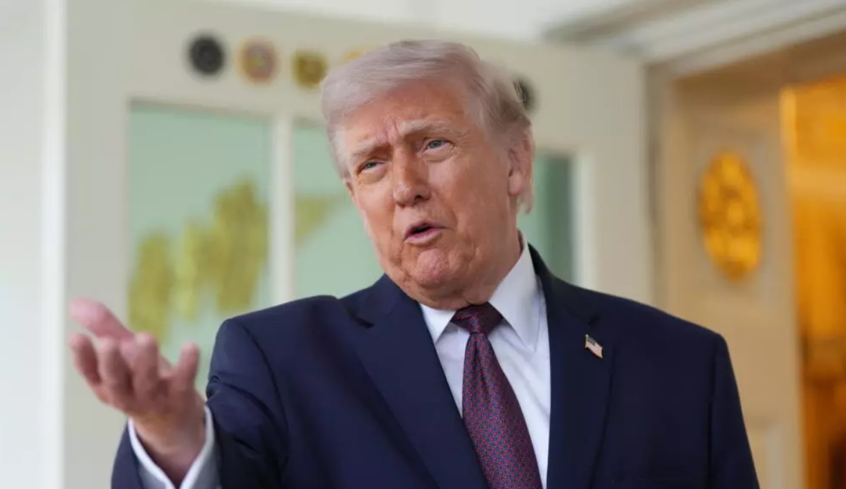 美国总统唐纳德·特朗普于2026年4月13日在白宫椭圆形办公室外发表讲话