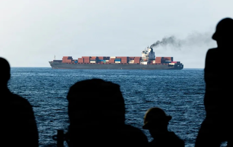 悬挂伊朗国旗的“图斯卡”号货轮试图突破美国海军封锁受阻，美军在阿拉伯海“图斯卡”号附近巡逻 ...